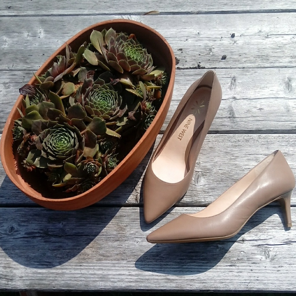 Nine West nude leather pumps